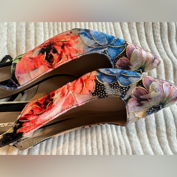 Tahari NWOB Unique Velvet Slingback Kitten Heel - Picture 3 of 13
